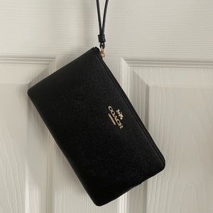 NWT COACH WRISTLET 
CROSSGRAIN LEATHER COLOR BLACK 
DETACHABLE WRIST STRAP